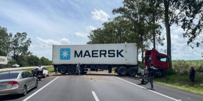 Motorista perde o controle e carreta fica atravessada na BR-116 em Camaquã