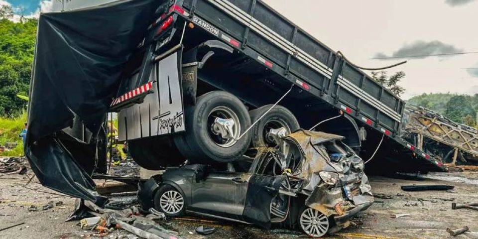 Polícia Civil já identificou 15 corpos de vítimas de acidente na BR-116 em MG