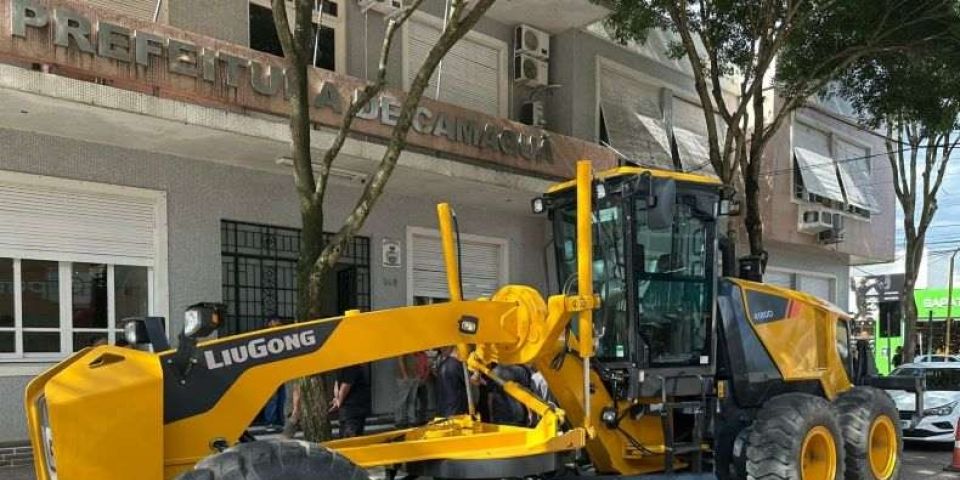 Camaquã recebe nova motoniveladora para atuar nas manutenções das estradas do interior