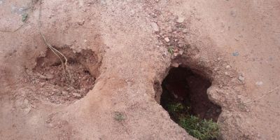 Crateras põem em risco a passagem de veículos na Ponte do Sutil, divisa entre Camaquã e Dom Feliciano 