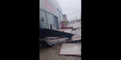 VÍDEO: tempestade arranca fachada de empresa e causa outros estragos em Camaquã
