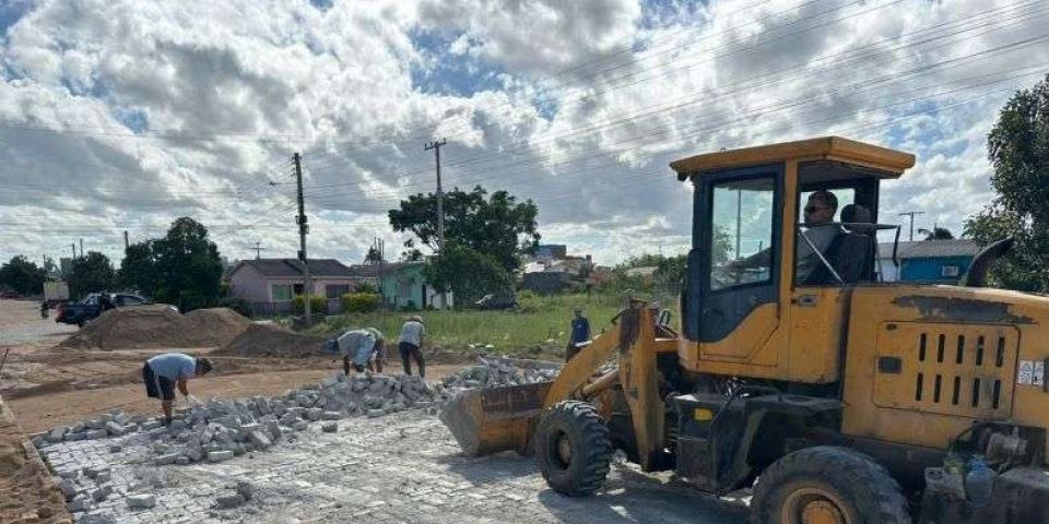 Seguem as obras de calçamento na Rua Nadir Medeiros, no bairro Olaria, em Camaquã
