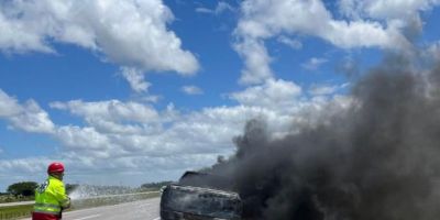 Caminhonete pega fogo na BR-116 entre São Lourenço do Sul e Pelotas