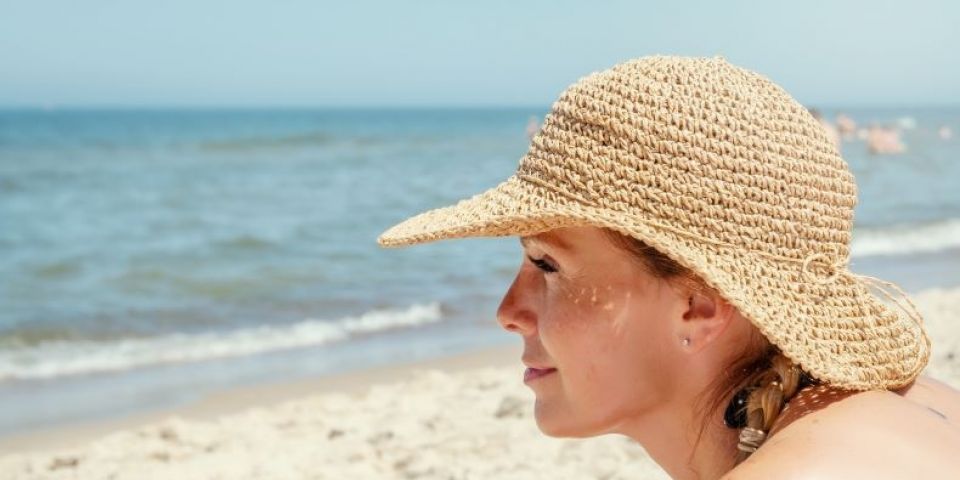 Manchas e melasma no verão: entenda por que o sol intensifica o problema e saiba como prevenir