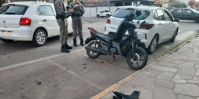 VÍDEO: acidente entre moto e carro deixa motociclista ferido no centro de Camaquã