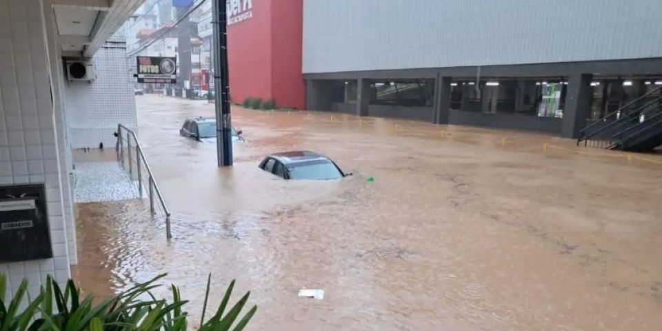 Chuvas levam quatro cidades a decretar emergência em SC