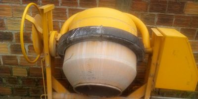 Vende-se uma betoneira 250 litros