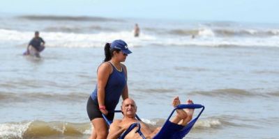 Estação Verão oferece banho de lagoa para cadeirantes em São Lourenço do Sul