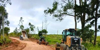 Obras para melhorar condições de trafegabilidade são realizadas nas estradas rurais de Tapes