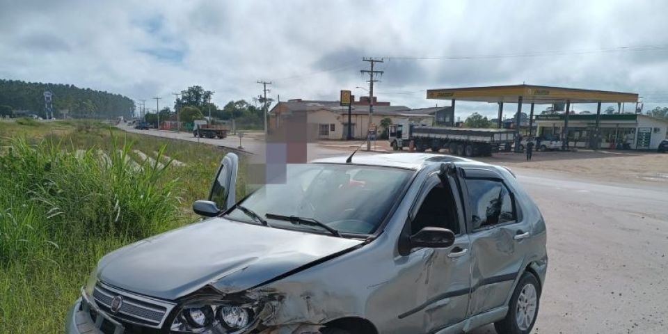 Colisão entre carro e caminhão é registrada na BR-116 em Camaquã