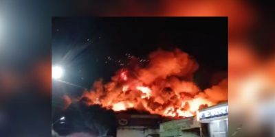 Incêndio de grandes proporções destrói grande parte de supermercado em Guaíba