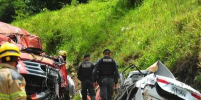Cinco pessoas morrem em grave colisão entre caminhão dos bombeiros e carro no RS