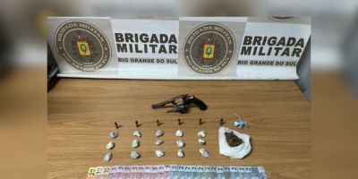 Jovem é preso por porte ilegal de arma de fogo e tráfico de drogas em Camaquã