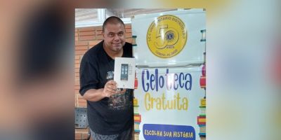 Autor camaquense faz doações do livro Albergue dos Ventos