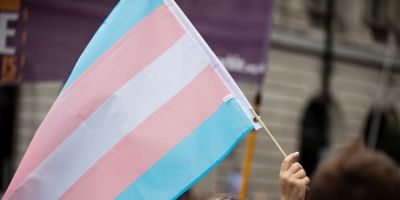 Direitos da população transgênero avançam no Brasil, mas inclusão social ainda é um desafio