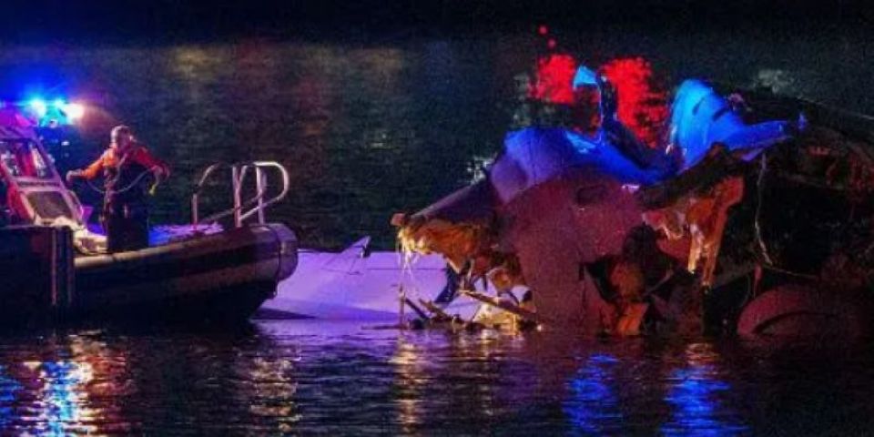 Avião com mais de 60 pessoas a bordo colide com helicóptero militar nos EUA