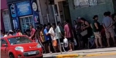 Camaquenses reclamam de gigantesca fila para agendar exames em laboratório pelo SUS