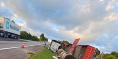 Motorista fica levemente ferido após caminhão sair da pista na BR-116 entre Camaquã e Pelotas