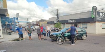 VÍDEO: colisão entre moto e carro é registrada na manhã desta quarta no centro de Camaquã