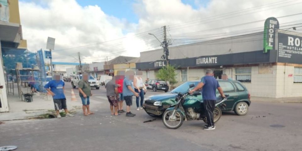 VÍDEO: colisão entre moto e carro é registrada na manhã desta quarta no centro de Camaquã