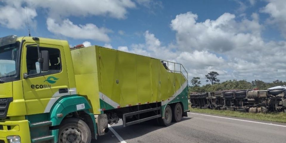 Trecho da BR-116 está bloqueado para retirada de carreta tombada, informa Ecosul