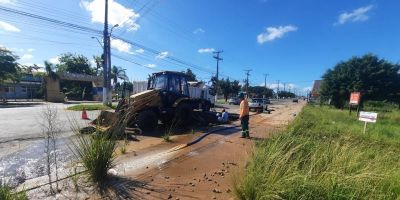 Equipes da Corsan trabalham em rompimento de canalização na Faixinha em Camaquã