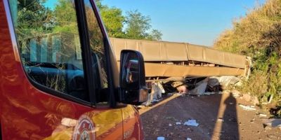 Homem de 29 anos morre após caminhão carregado com porcos tombar no RS
