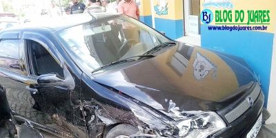 Motorista não observa a preferencial e causa acidente no centro de Camaquã