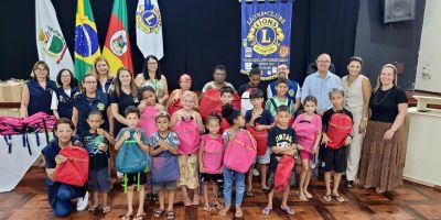 Estudantes de escolas municipais de Camaquã recebem kits escolares