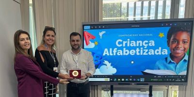 Abner Dillmann, prefeito de Camaquã, recebe o selo ouro em compromisso com a alfabetização