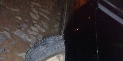 Motorista quebra o carro em buraco na Rua Erlínio Rodrigues Assis em Camaquã