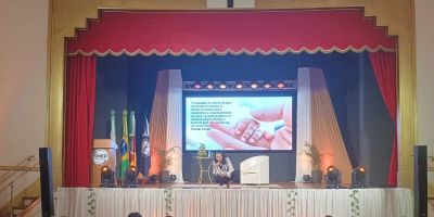 Com palestra, discursos e apresentação, aula inaugural da Rede Municipal de Ensino é realizada em Camaquã 