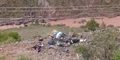 Ao menos 31 pessoas morrem após ônibus despencar em precipício de quase 800 metros na Bolívia