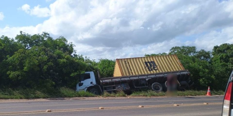Caminhão tomba para fora da pista na BR-116 em Camaquã