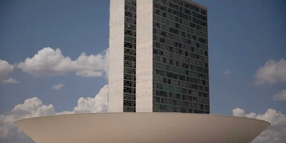 Câmara aprova pena para quem divulgar imagens de nudez geradas por IA