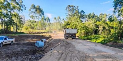 Prefeitura de Cristal realiza melhorias em estradas do interior do município