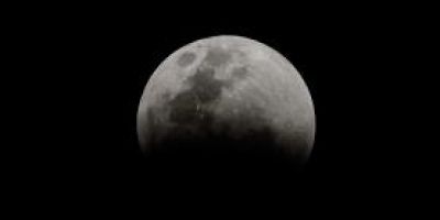 Noite sem Lua: astro some no dia 9 e astrônomos aproveitam para pesquisar o céu