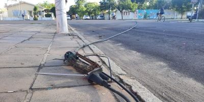 Veículo pesado derruba cabo de telecomunicações na Av. Antônio Duro em Camaquã