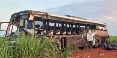 Grave acidente envolvendo ônibus com universitários e caminhão deixa 12 mortos em SP
