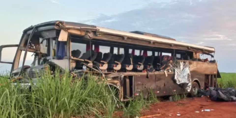 Grave acidente envolvendo ônibus com universitários e caminhão deixa 12 mortos em SP