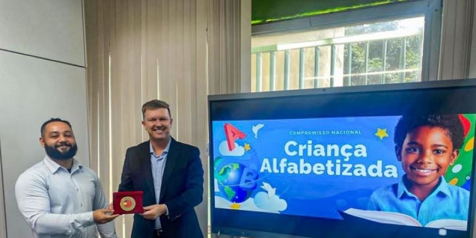 Cristal recebe Selo Ouro do Ministério da Educação em Brasília
