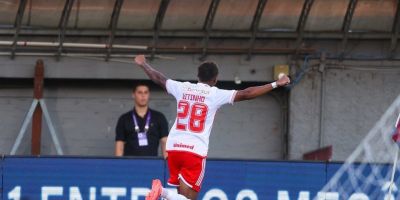 Com dois gols de Vitinho, Inter vence Caxias e se aproxima da final do Gauchão 2025