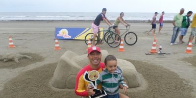 Brigada Militar participa de festival de escultura de areia do Sesc em Pelotas