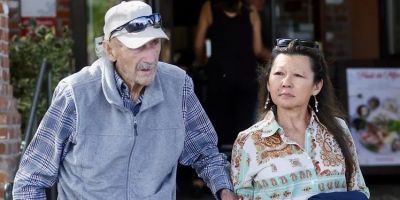 Revelada a última foto de Gene Hackman e sua esposa durante passeio quase 1 ano antes de suas mortes