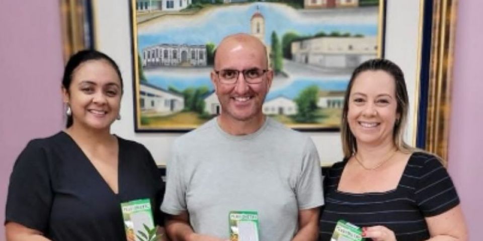 Secretaria Municipal da Educação e Desporto de Camaquã recebe pluviômetros