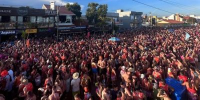 Foliões aproveitam o primeiro dia de desfiles e festas em São Lourenço do Sul