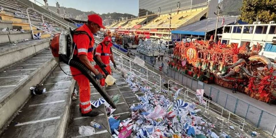 Mais de 67 toneladas de resíduos são recolhidas após desfiles no RJ