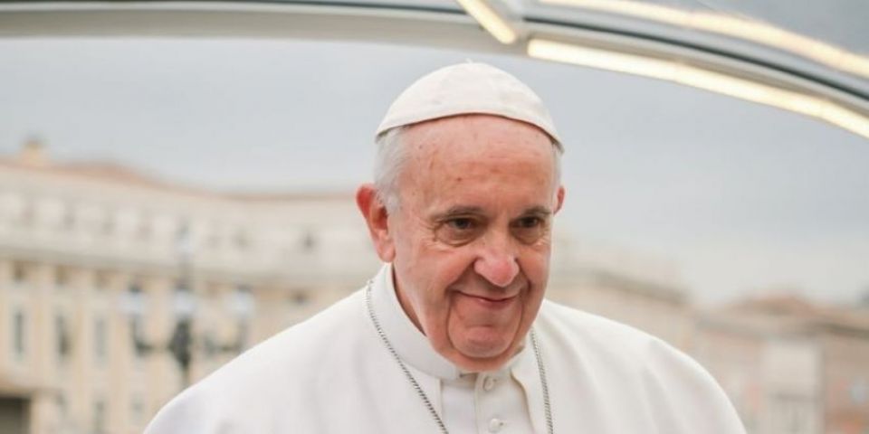 Vaticano afirma que papa Francisco teve ligeira melhora
