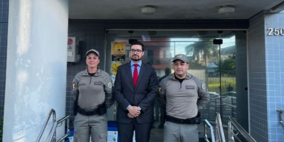 Representantes do 30º Batalhão da Polícia Militar visitam o Ministério Público de Camaquã