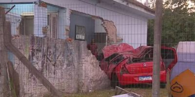 Duas jovens morrem após bater carro contra residência na BR-116 em São Leopoldo